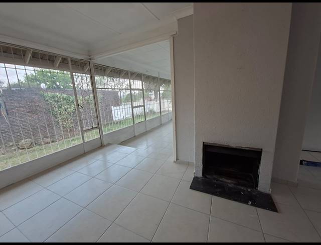 3 BEDROOM FREEHOLD TO LET IN ILLIONDALE